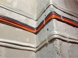 fixer un câble au mur