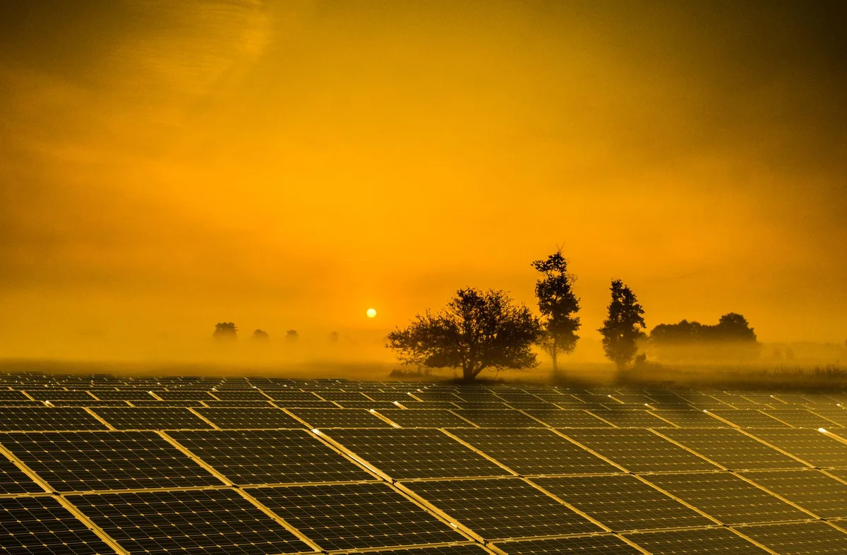 Panneau solaire à l'aube en lumière faible production