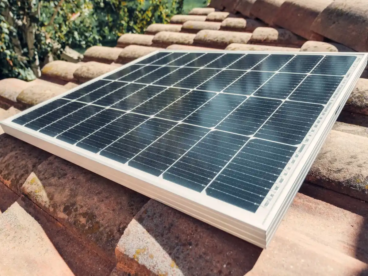 Installation de panneau solaire plug and play sur balcon