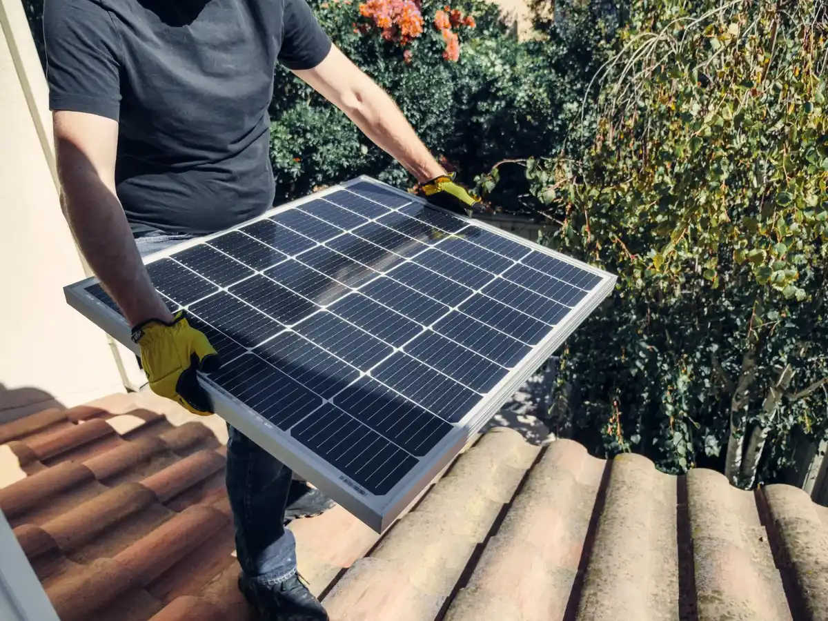 Système de batterie plug and play avec panneau solaire