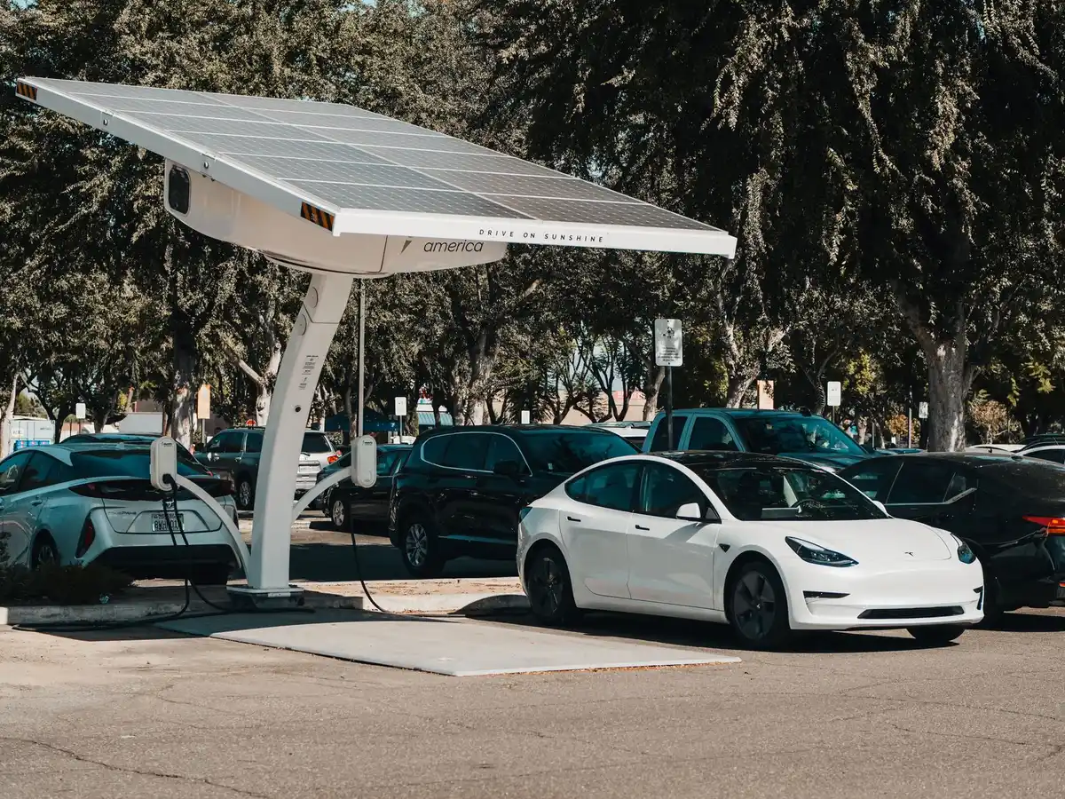 Panneaux solaires et point de recharge voiture électrique résidentiel