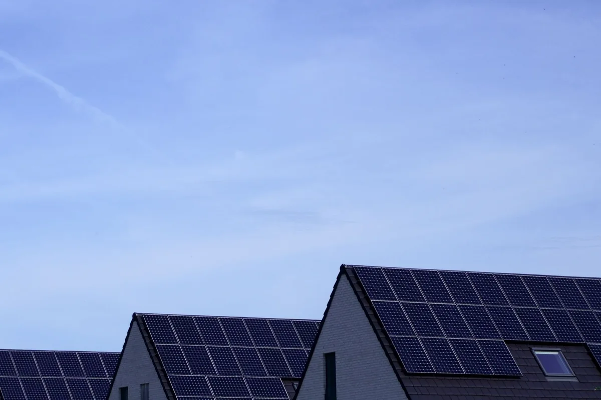 Équipe d'installation RGE QualiPV pour achat groupé solaire : gage de qualité