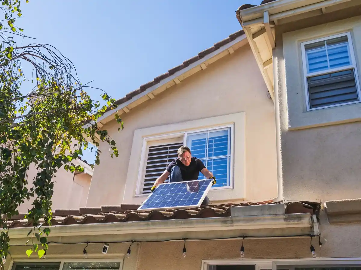 Installation d'un kit solaire triphasé sur panneau électrique maison