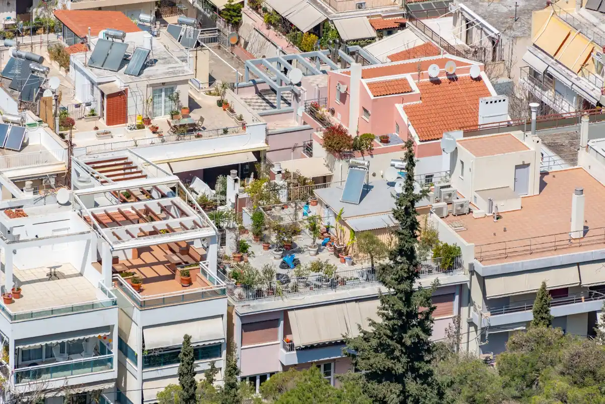 Montage des panneaux solaires plug & play sur une terrasse avec support ajustable à différentes inclinaisons