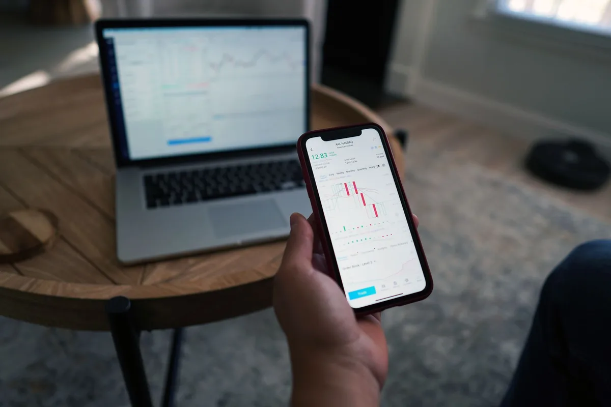 Application de monitoring solaire sur smartphone affichant la production en temps réel