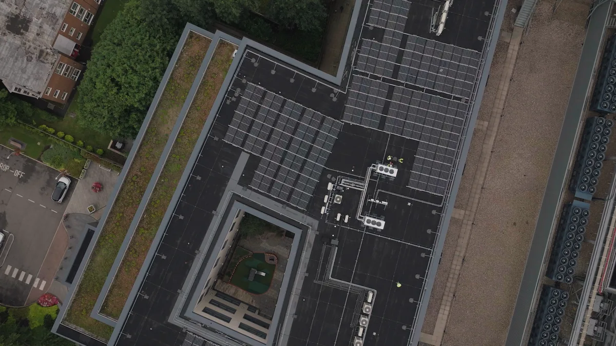 Panneaux solaires sur toit plat avec lestage en dalle béton