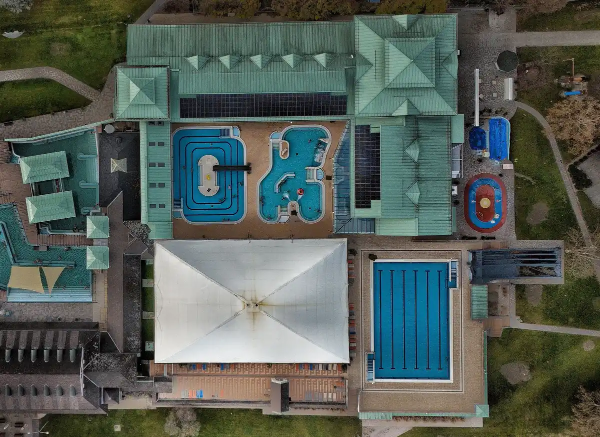 Installation de capteurs thermiques solaires sur structure légère au-dessus d'une piscine
