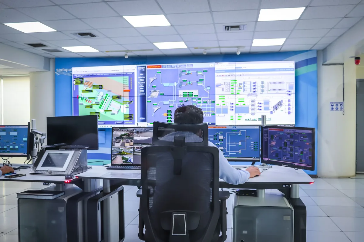 Écran de suivi énergétique et spécifications techniques onduleurs hybrides