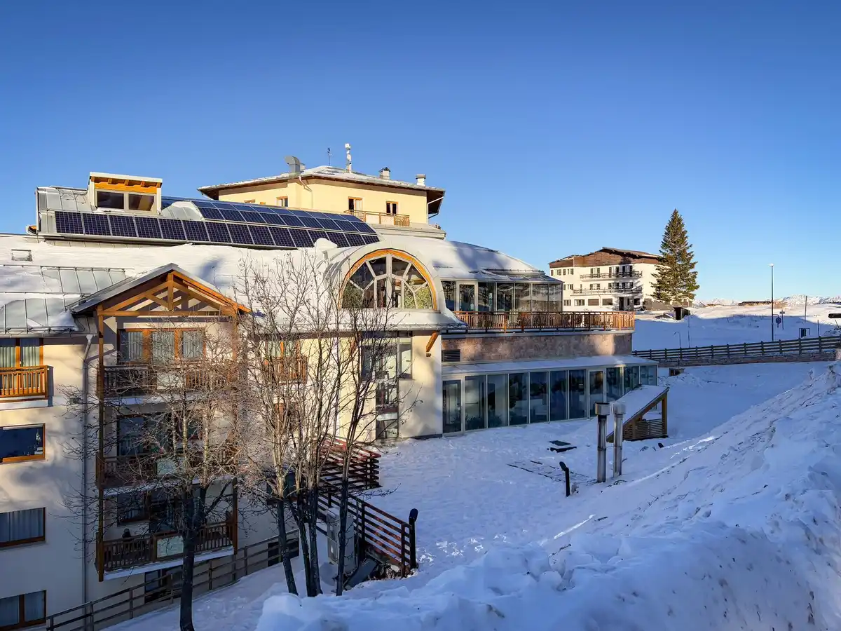 Panneaux solaires sur toit de chalet alpin non raccordé