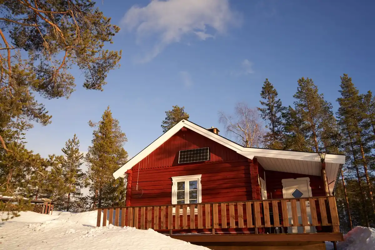 Installation solaire autonome sur toit de chalet en montagne