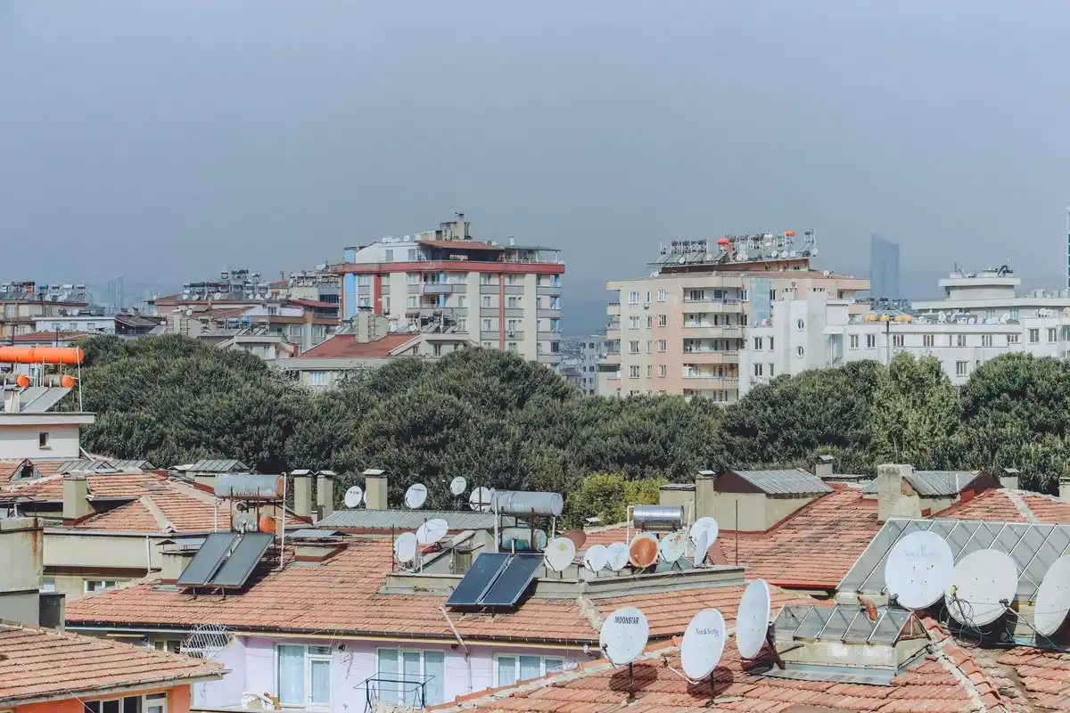 Panneaux solaires en copropriété sur toit, installation photovoltaïque collective urbaine
