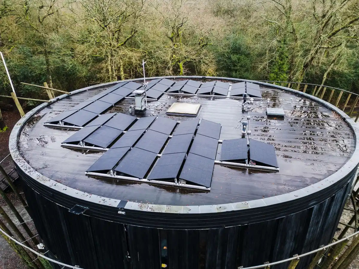Installation de panneau solaire flexible sur toit de van