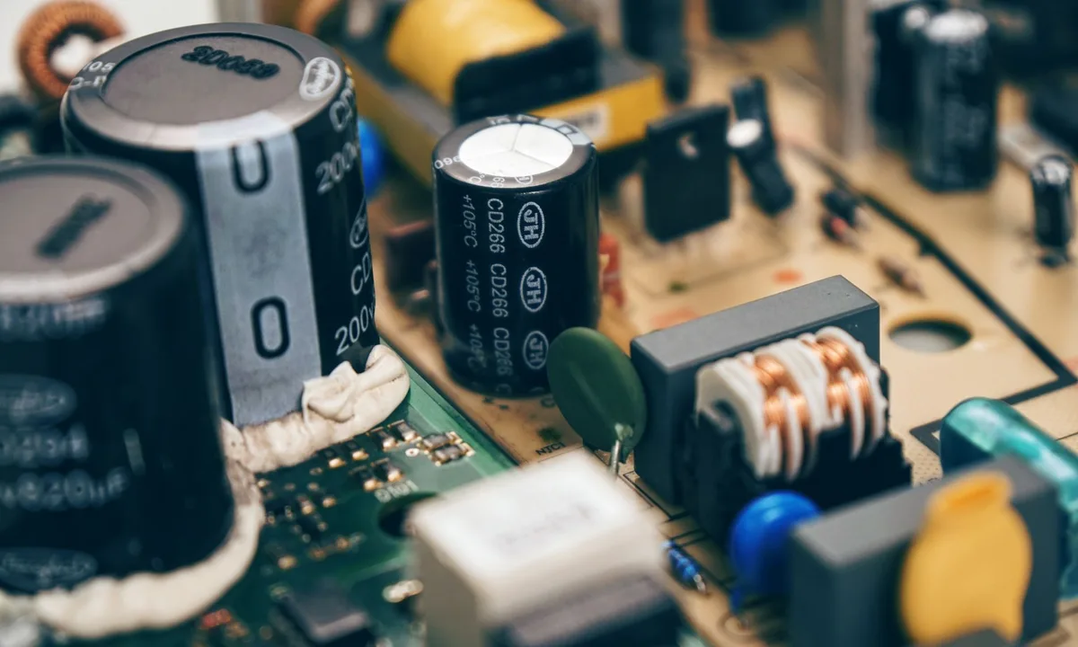 Schéma d'une alimentation capacitive sans transformateur avec condensateur de liaison