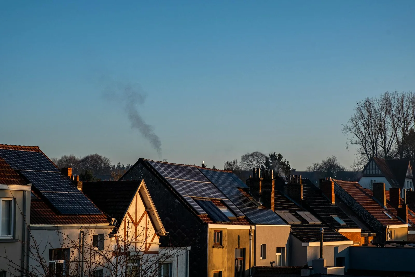 Autoconsommation collective 2026 avec panneaux solaires sur des maisons