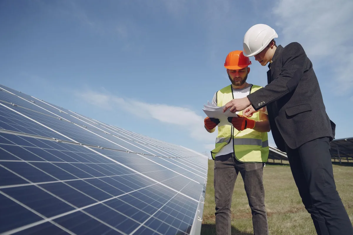 Réunion de copropriété autour d’un projet solaire collectif