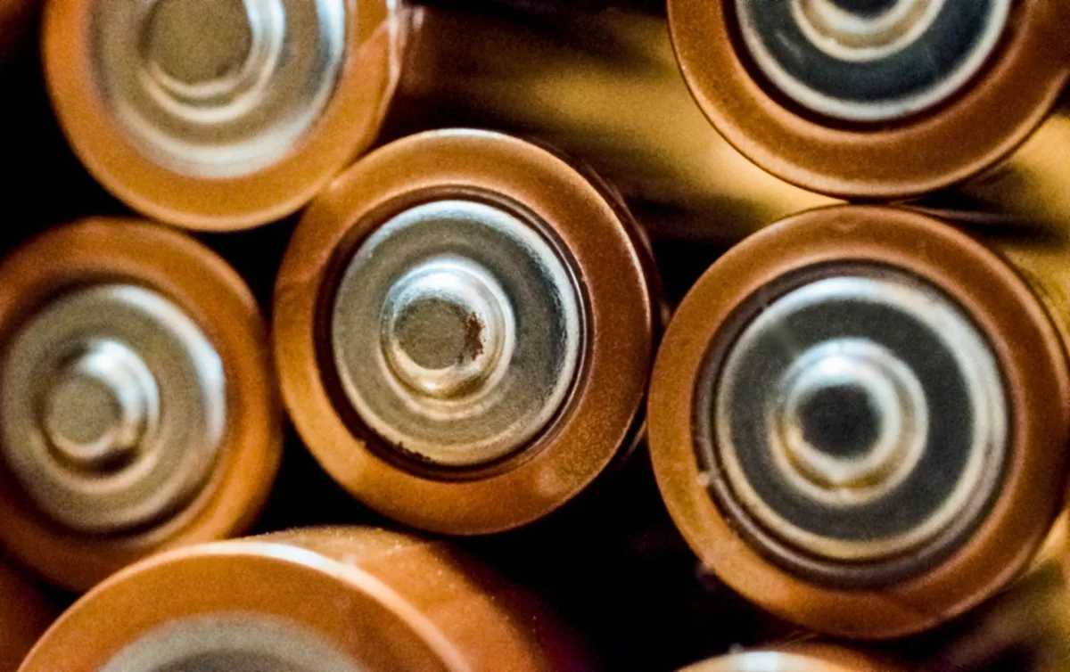 Installation murale d'une batterie solaire de stockage résidentiel