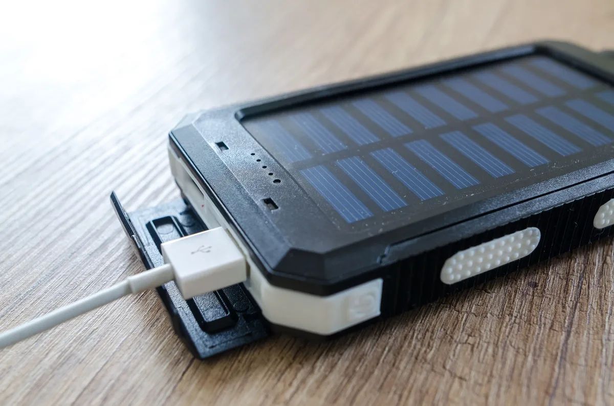 Kit batterie nomade et panneau solaire portable en camping