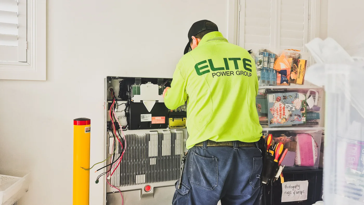 Batterie solaire 2 kWh installée sur un système résidentiel avec petit kit solaire