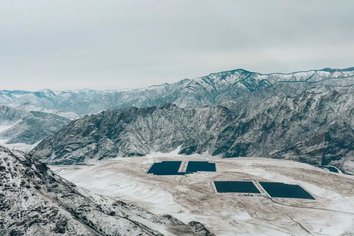 Batterie solaire protégée du gel et de la chaleur en extérieur