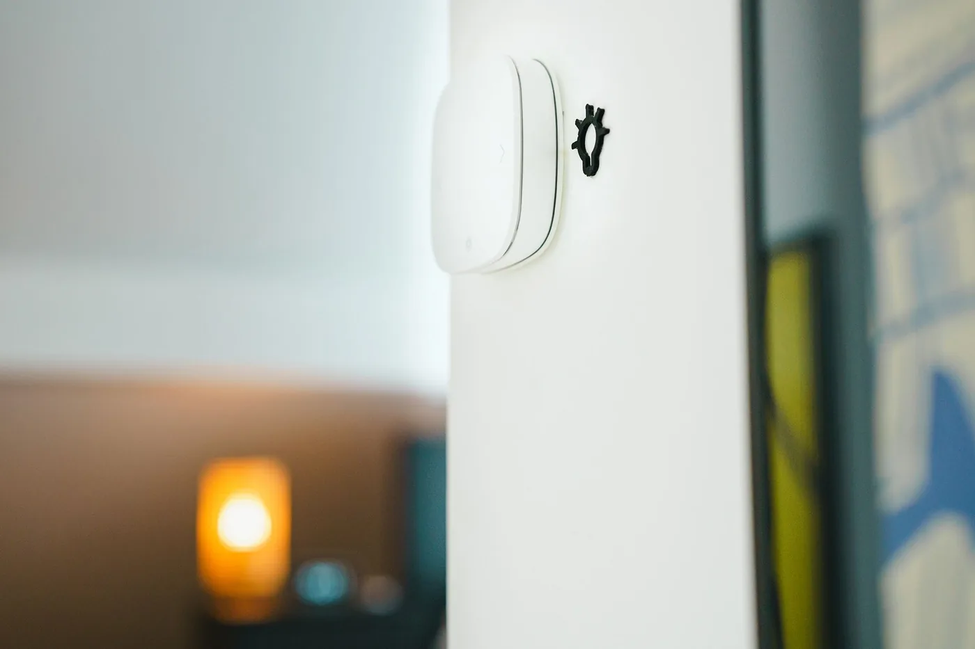 Bouton poussoir à voyant sur un mur de maison