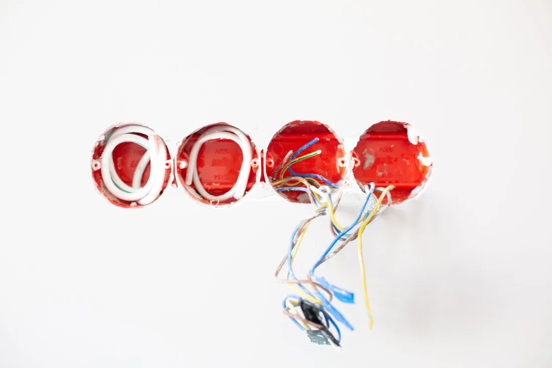 branchement de poussoir lumineux par un électricien en maison