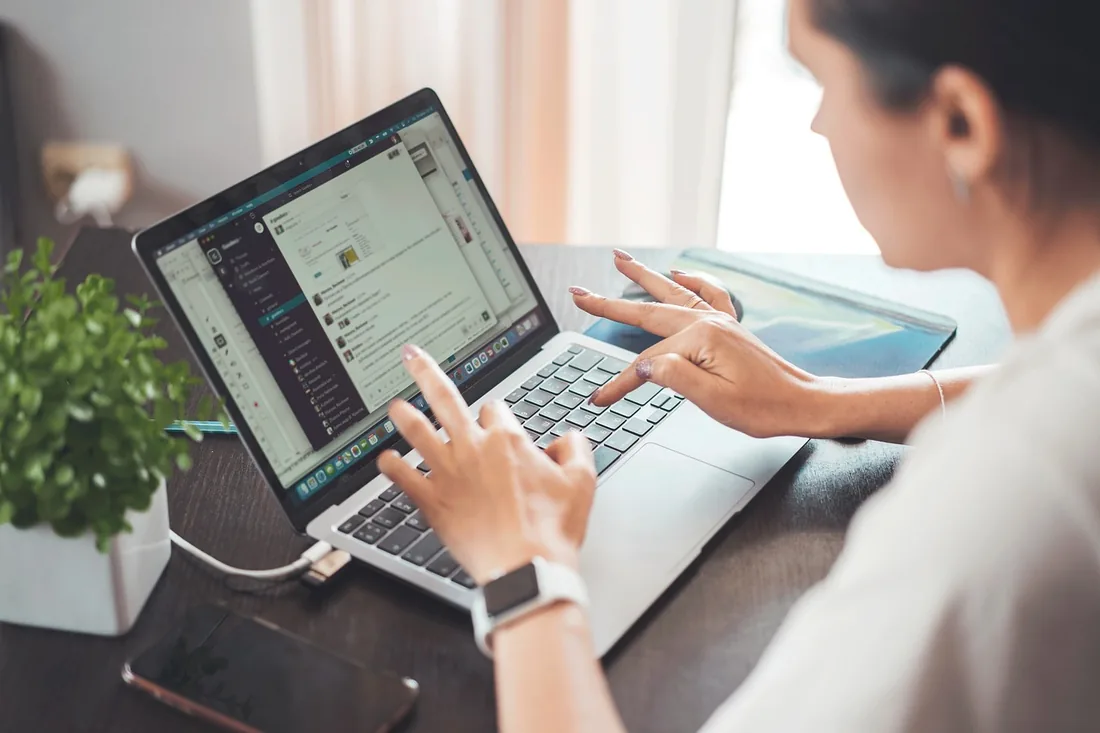 Box internet et ordinateur branchés sur une protection contre les surtensions