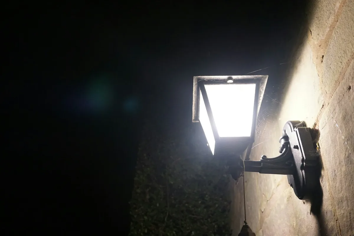 détecteur lumière extérieur bien réglé sur une façade de maison