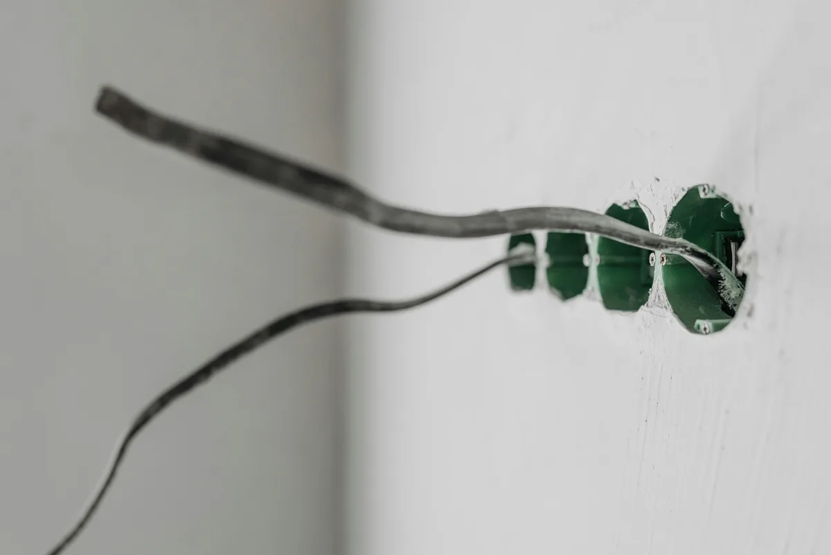 Brancher une prise avec phase neutre terre et fils électriques