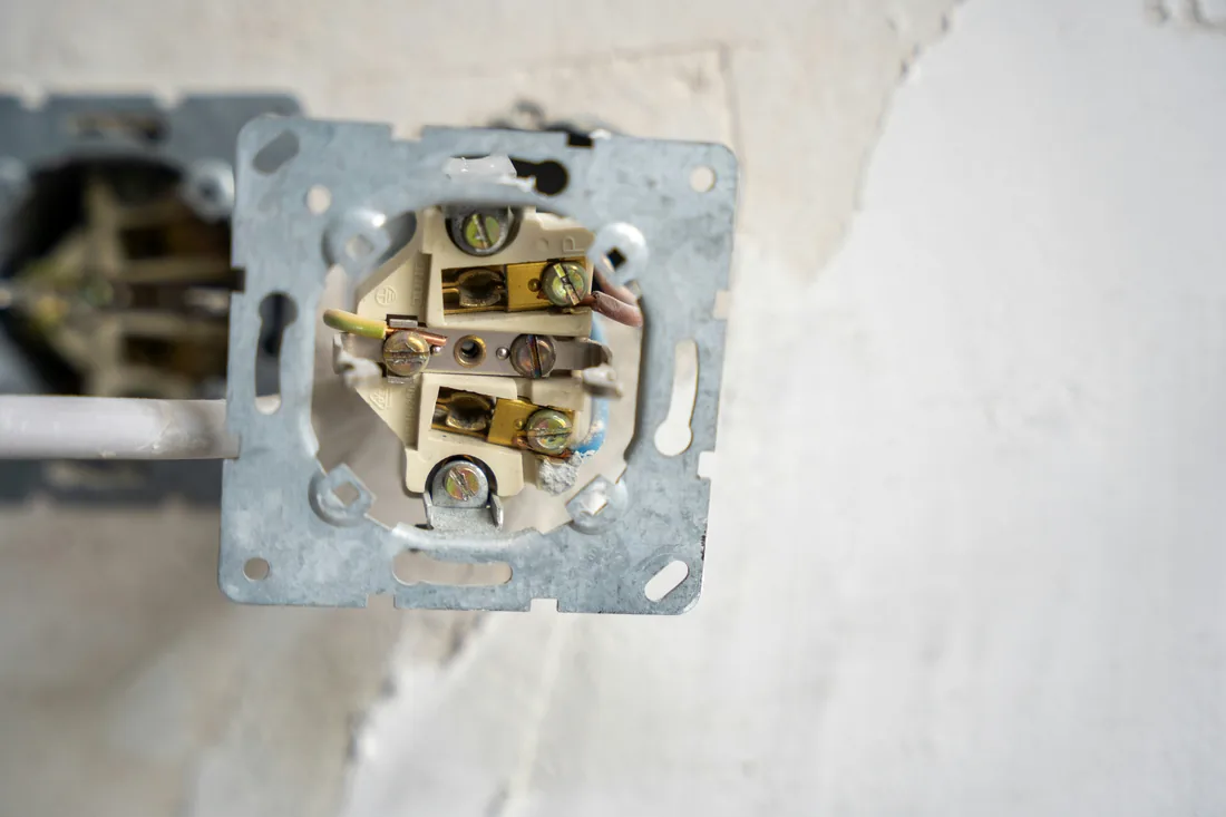 inspection d’un mur avec ancienne ligne électrique à sécuriser