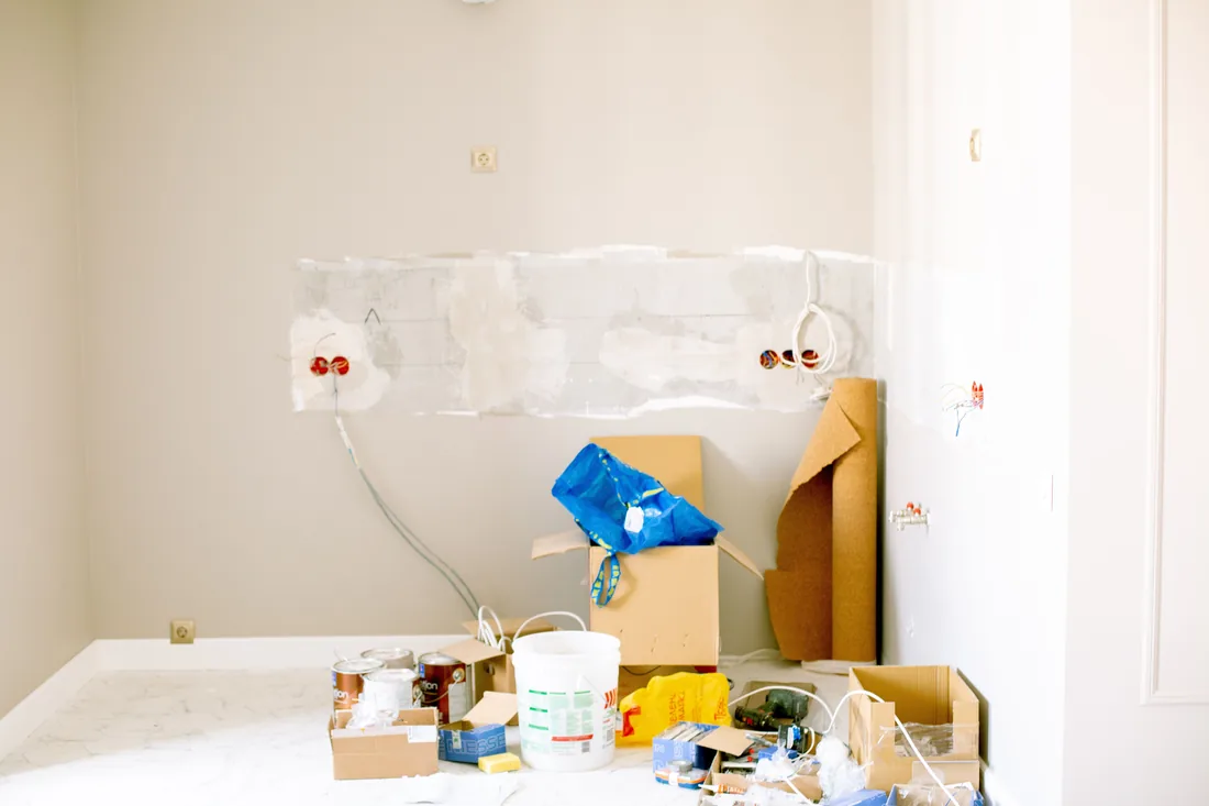 Câble apparent intérieur posé proprement en moulure ou conduit