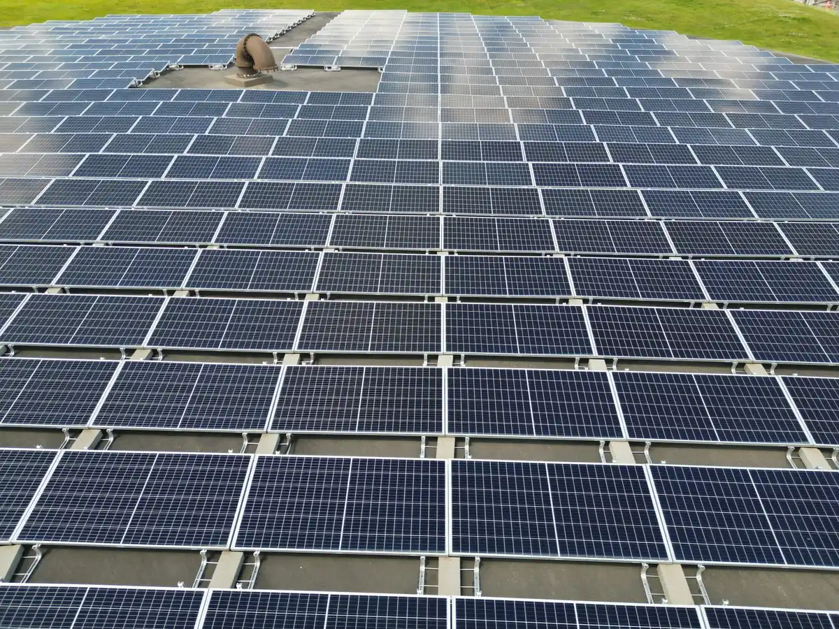Bacs de lestage en béton sur une structure de panneaux au sol