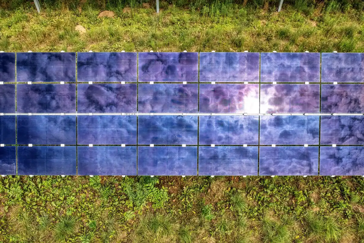 Panneaux solaires lestés posés au sol exposés au vent