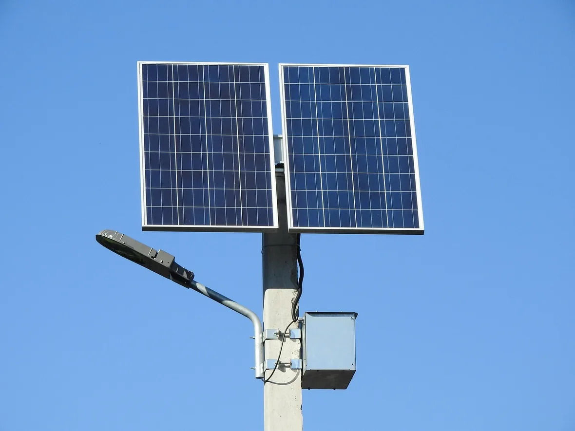 capacité utile et puissance de batterie solaire suivies sur une maison
