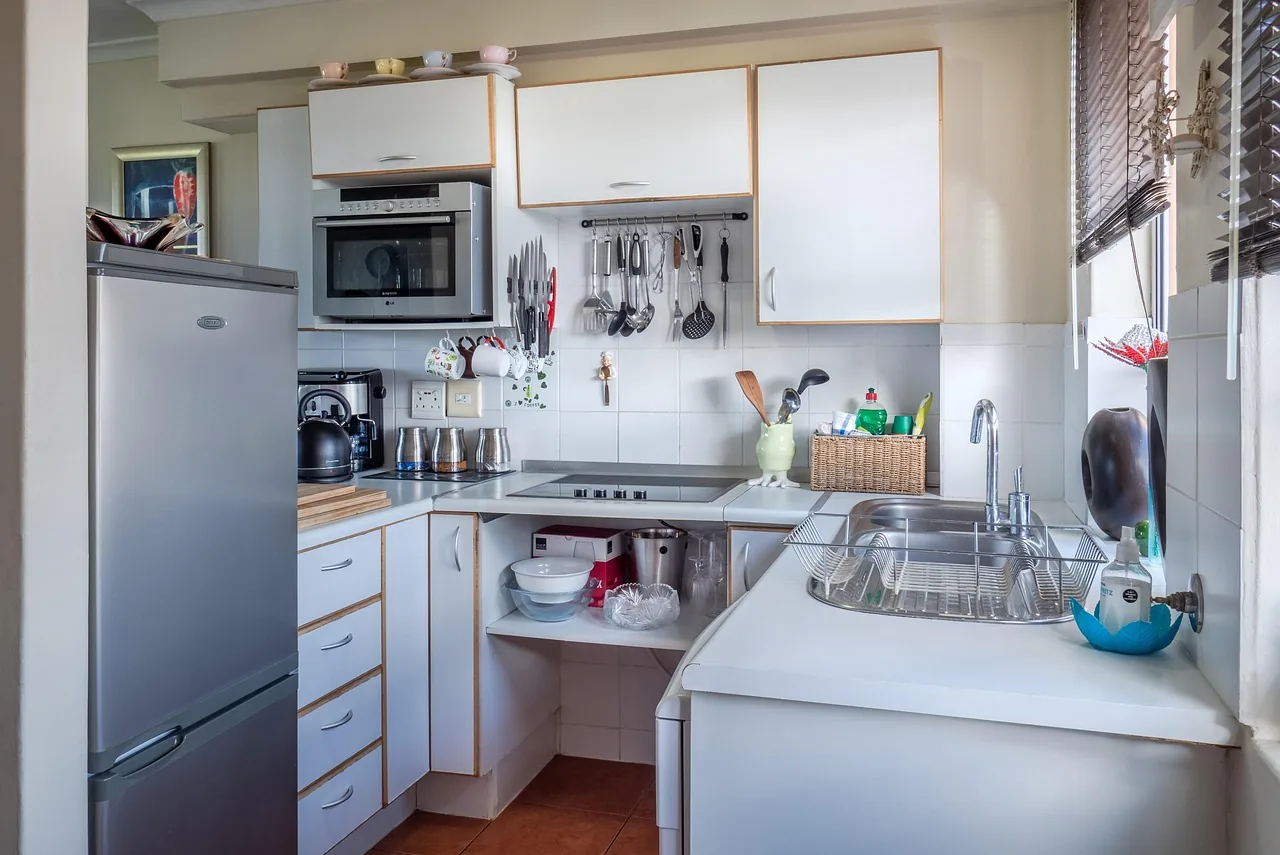Circuit micro-ondes sur plan de travail dans une cuisine résidentielle