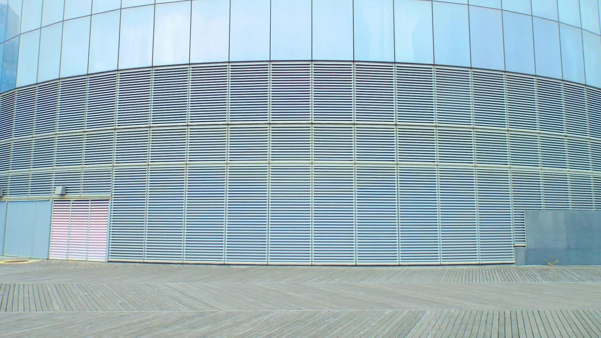 Panneau solaire vertical sur façade, proche d’une logique de clôture solaire