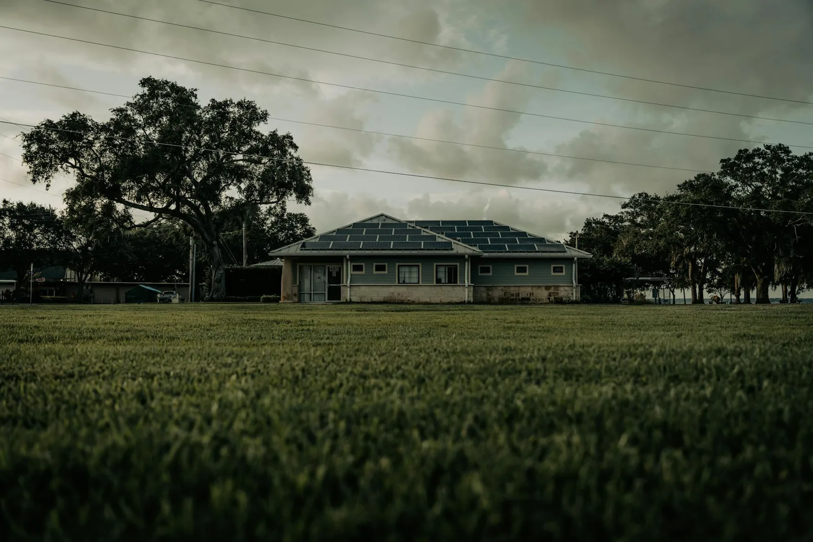 Clôture photovoltaïque installée devant une maison en 2026