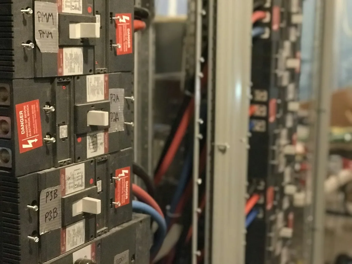 disjoncteur pompe piscine dans un local technique résidentiel