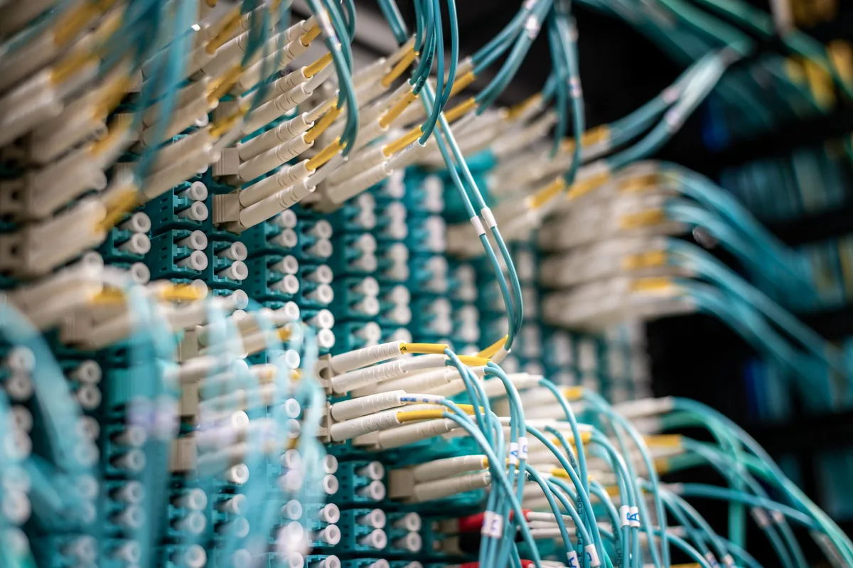 Câble fibre optique posé le long d'une plinthe sans pliure