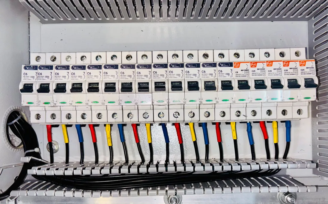 mesure triphasée et tore de mesure solaire dans un tableau résidentiel
