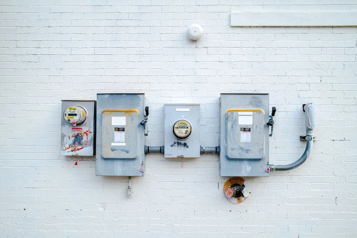 Installation d'un Shelly EM sur le tableau électrique avec transformateurs de courant
