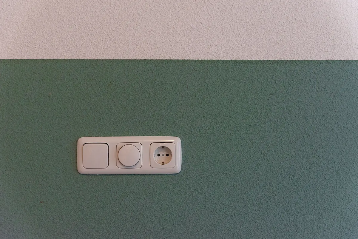 séparation câbles RJ45 230V près d’un poste de travail résidentiel