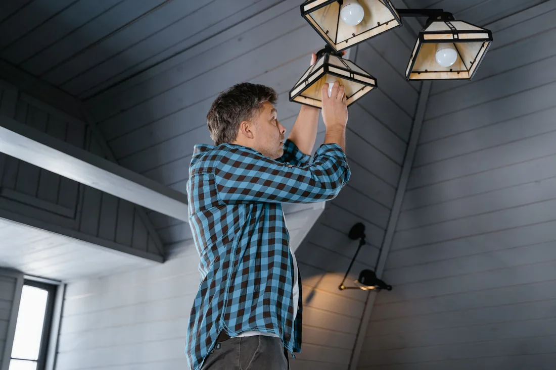 brancher luminaire DCL au plafond avec fiche et support adaptés