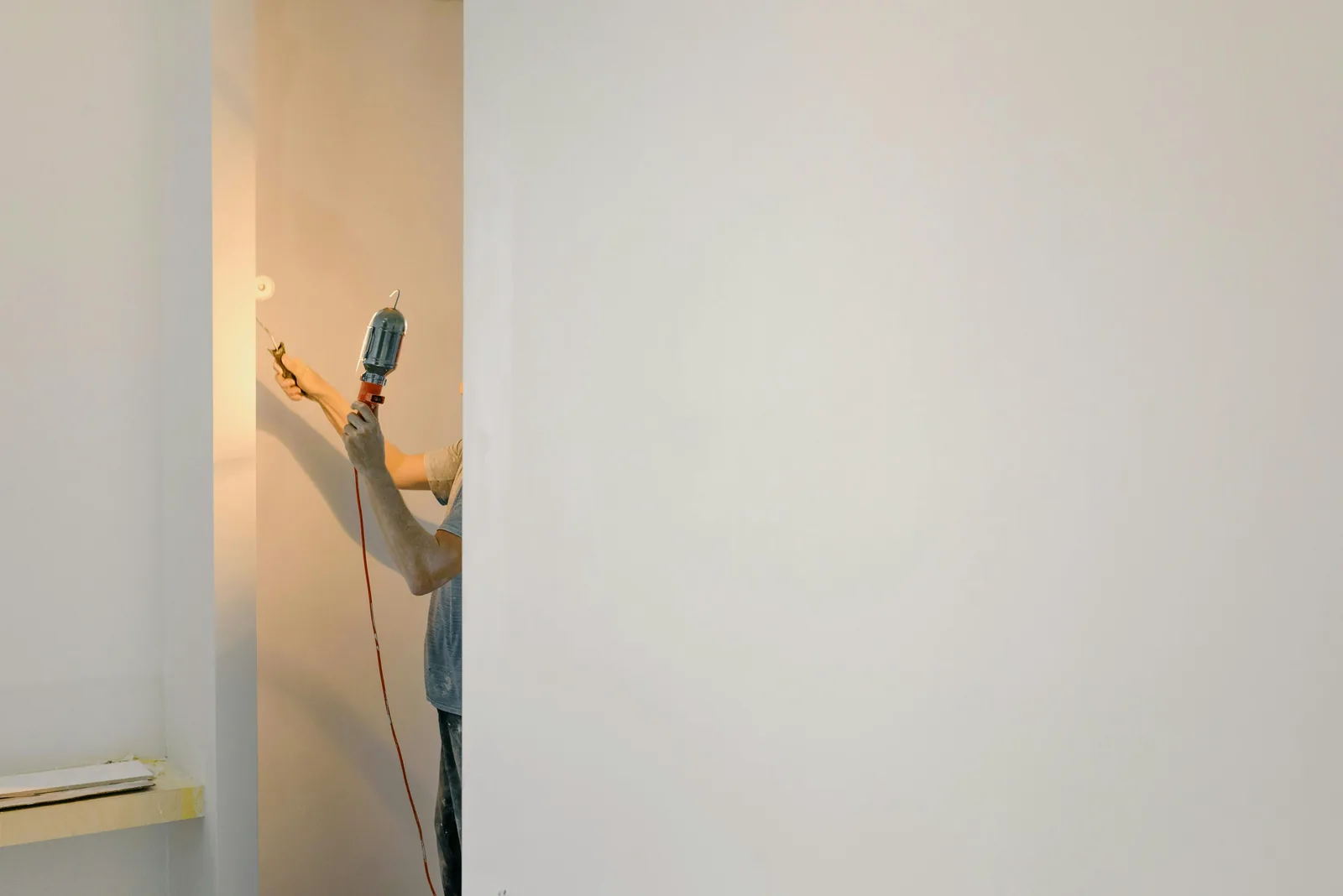 détecter un câble électrique dans un mur avant de percer dans une maison