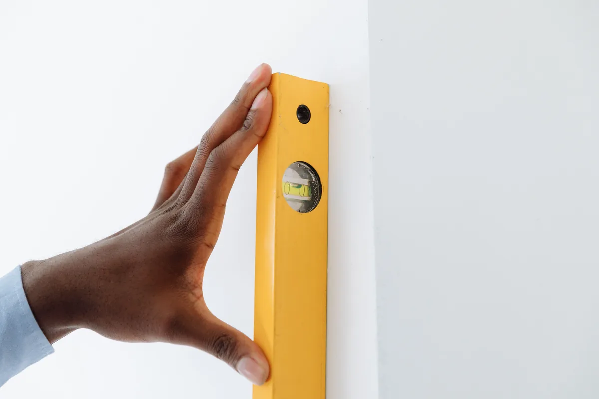 zone de passage des gaines vérifiée avant perçage sur un mur intérieur