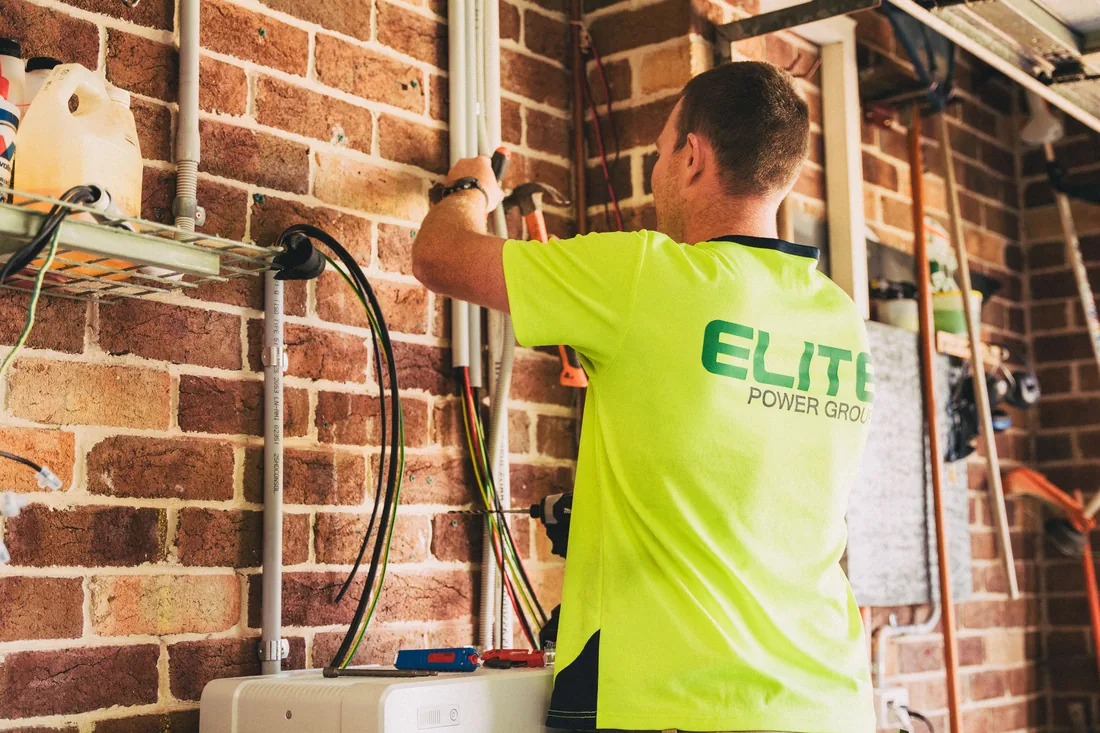 Vérification d’un tableau triphasé maison par un électricien