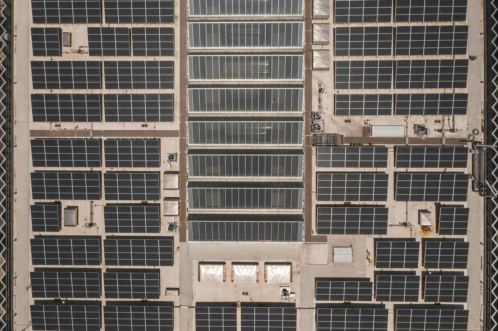 Panneau solaire vertical en façade sur bâtiment résidentiel