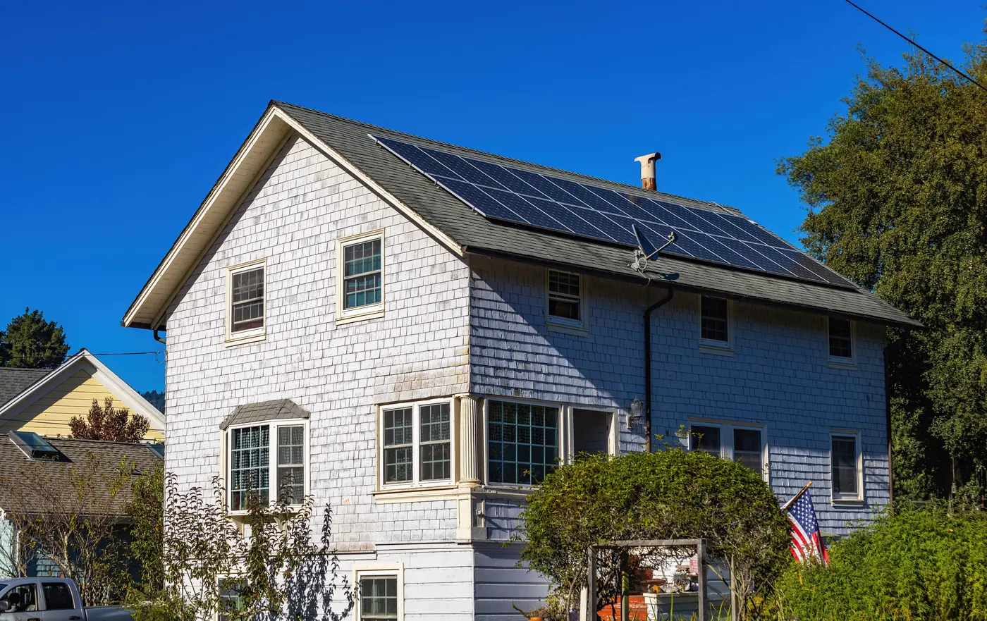 Aides locales panneaux solaires sur une maison résidentielle
