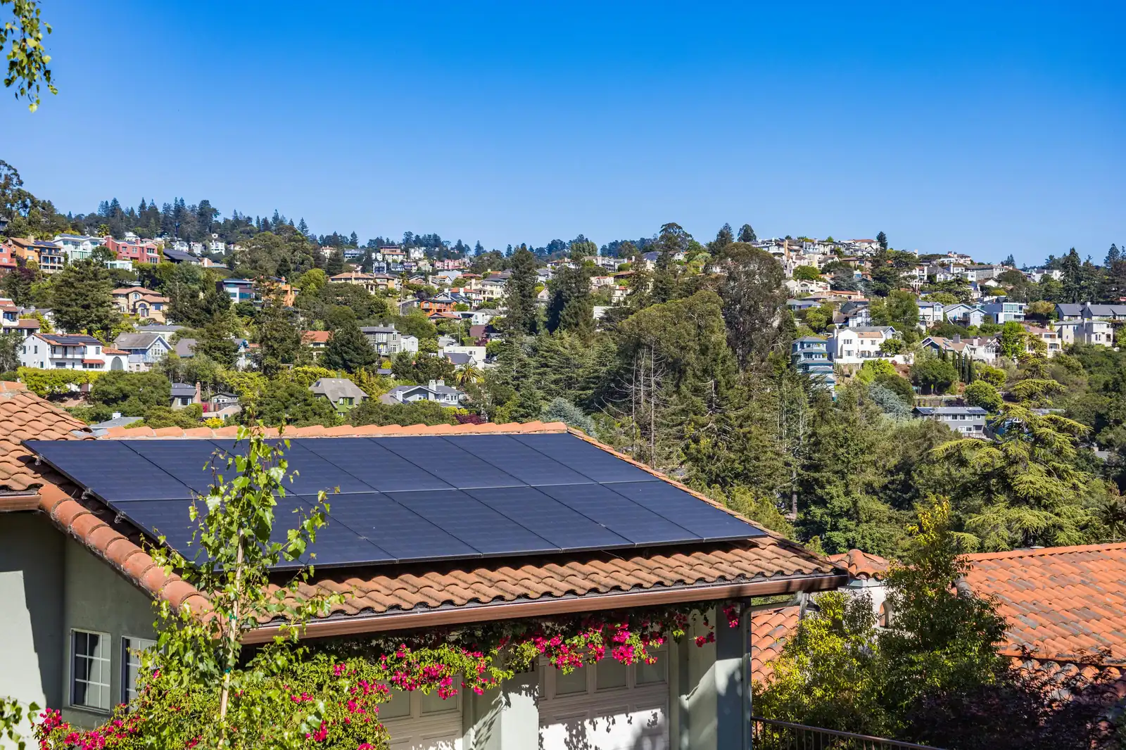 Installation de panneaux solaires sur une maison, illustration du stockage et de l'autoconsommation photovoltaïque