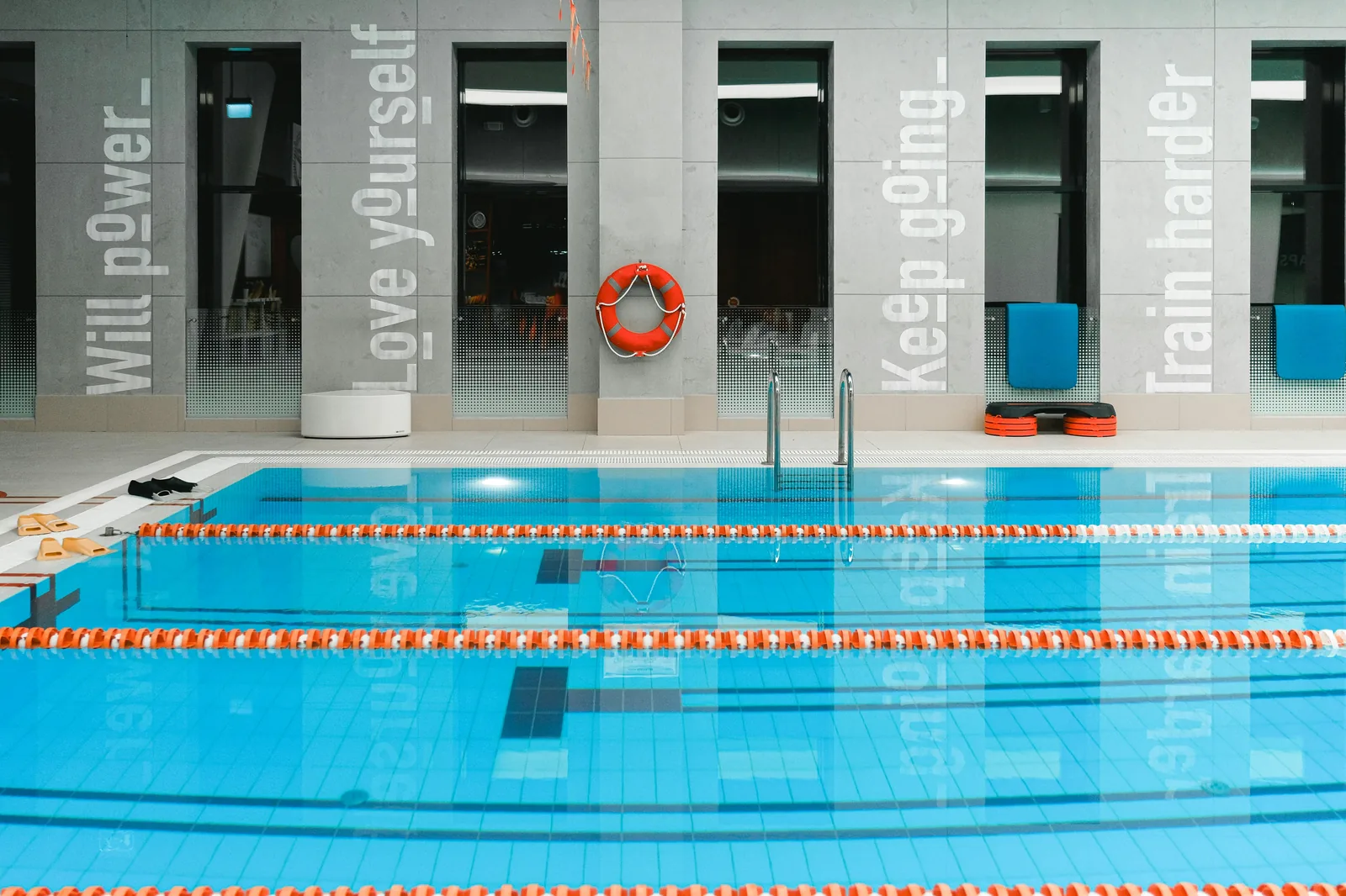 norme électrique piscine avec bassin et équipements sécurisés