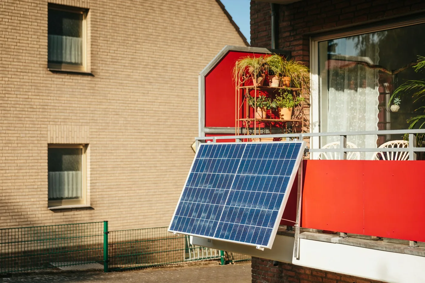 panneau solaire balcon installé sur un balcon d’appartement